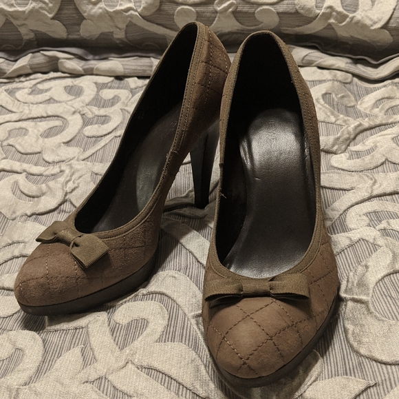 Nine West size 8 tan suede Alvar pumps - Picture 5 of 9